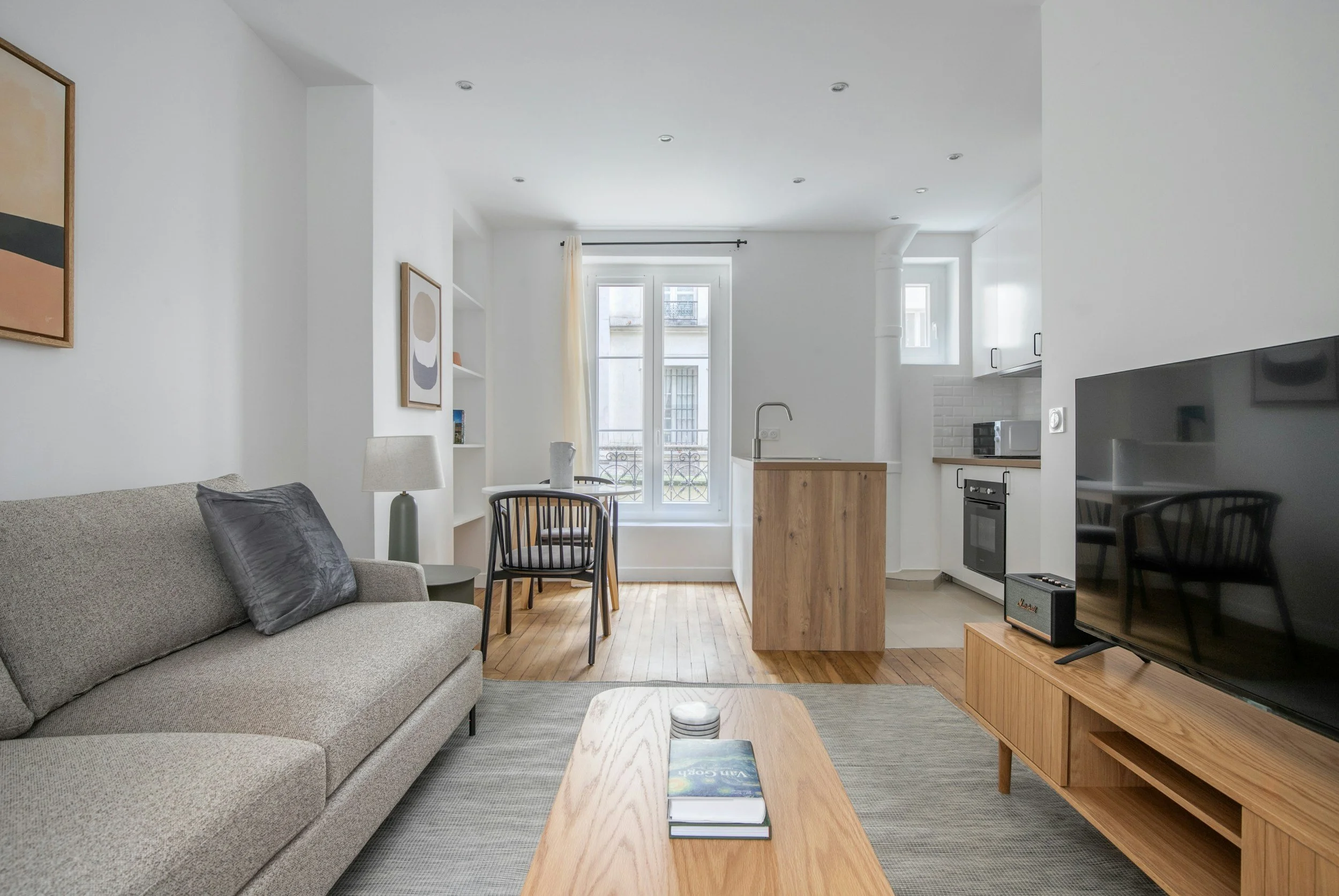Rénovation intérieure d’un appartement avec réaménagement des espaces, cuisine ouverte et modernisation du séjour.