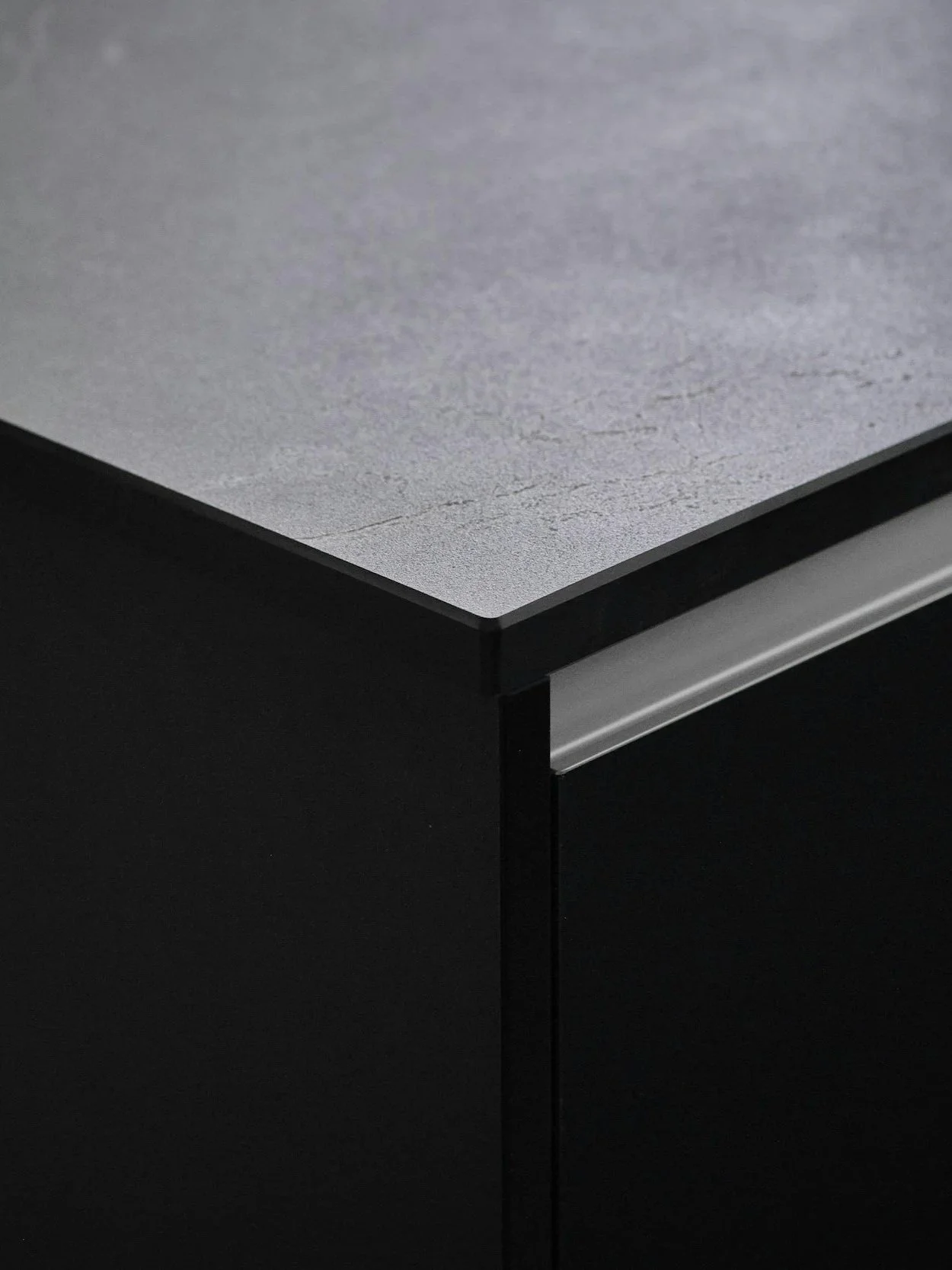 Plan de travail compact à faible épaisseur, idéal pour une cuisine contemporaine au design épuré.