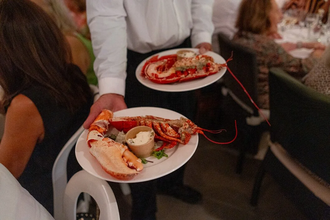 Platos con langosta y acompañamientos en un restaurante.