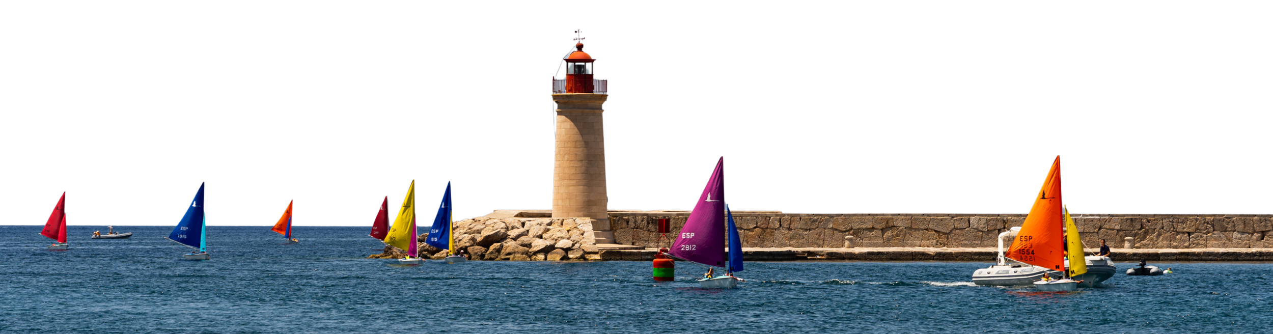 Velero navegando cerca de un faro en el mar, en un día soleado.
