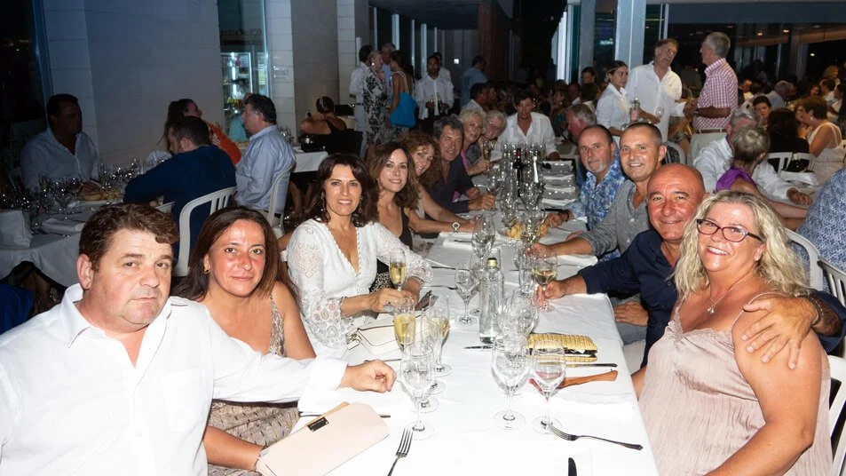 Grupo de personas en una comida o celebración en un evento social en un restaurante o salón de eventos.