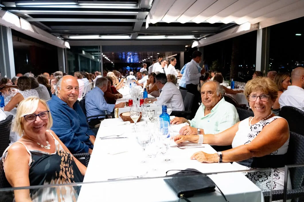 Grupo de personas cenando en un restaurante elegante durante la noche.