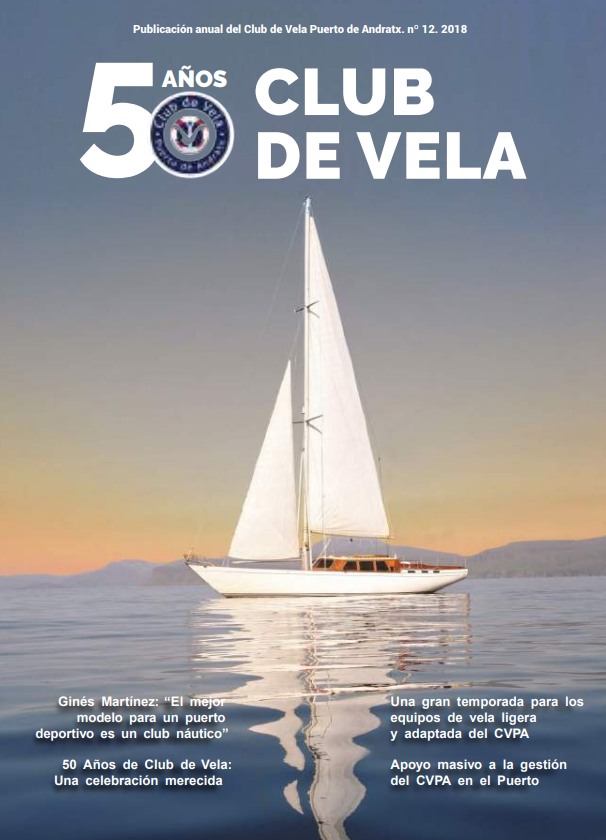 Portada de una publicación del Club de Vela Puerto de Andratx con un barco a vela en el mar durante el atardecer, celebrando los 50 años del club, con un logo en la parte superior izquierda y textos en español que destacan el aniversario, la gestión del club y su apoyo al deporte de vela.