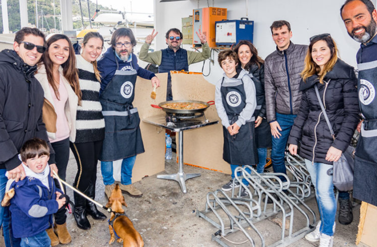 Grupo de personas cocinando y disfrutando juntos en una cocina comunitaria