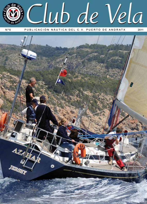 Personas navegando en un velero llamado 'AZAHAR' en aguas del mar, con fondo de colinas y vegetación, en un día soleado.
