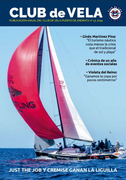 Portada de una publicación del club de vela con una embarcación de vela grande en el mar, velas color rosa y blanco, y varias personas en el barco.