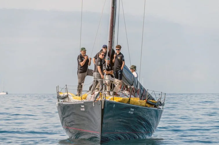 Grupo de personas en un velero navegando en el mar durante el día.