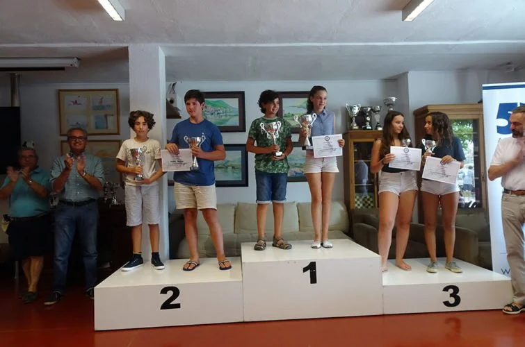 Jóvenes en un podio de premios en una ceremonia de reconocimiento