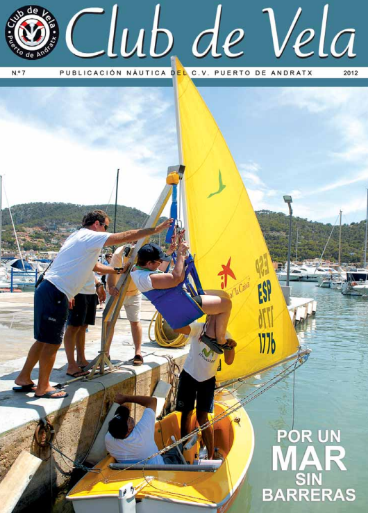 Personas ayudando a una niña con equipo de vela para subir a un barco en un muelle, con otras embarcaciones de vela en el fondo y el cielo despejado.