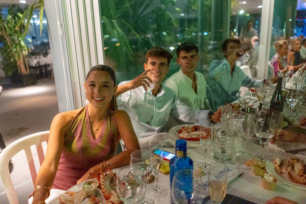 Grupo de personas celebrando en un comedor con comida y bebidas.
