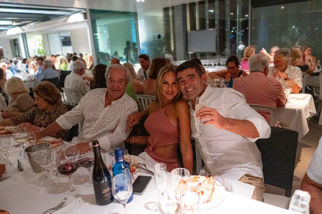 Grupo de personas disfrutando de una comida en un restaurante con mucho ambiente.