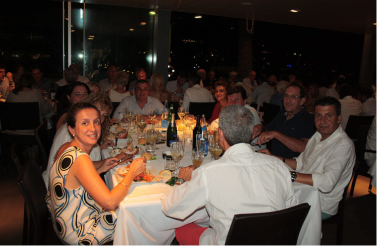 Grupo de personas disfrutando de una cena en un restaurante durante la noche.