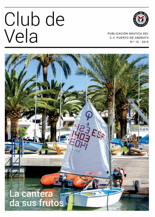 Programa del club de vela en un puerto con palmeras, un catamarán y una persona ajustando la vela en un bote, con texto en español y logotipo del club en la esquina superior derecha.