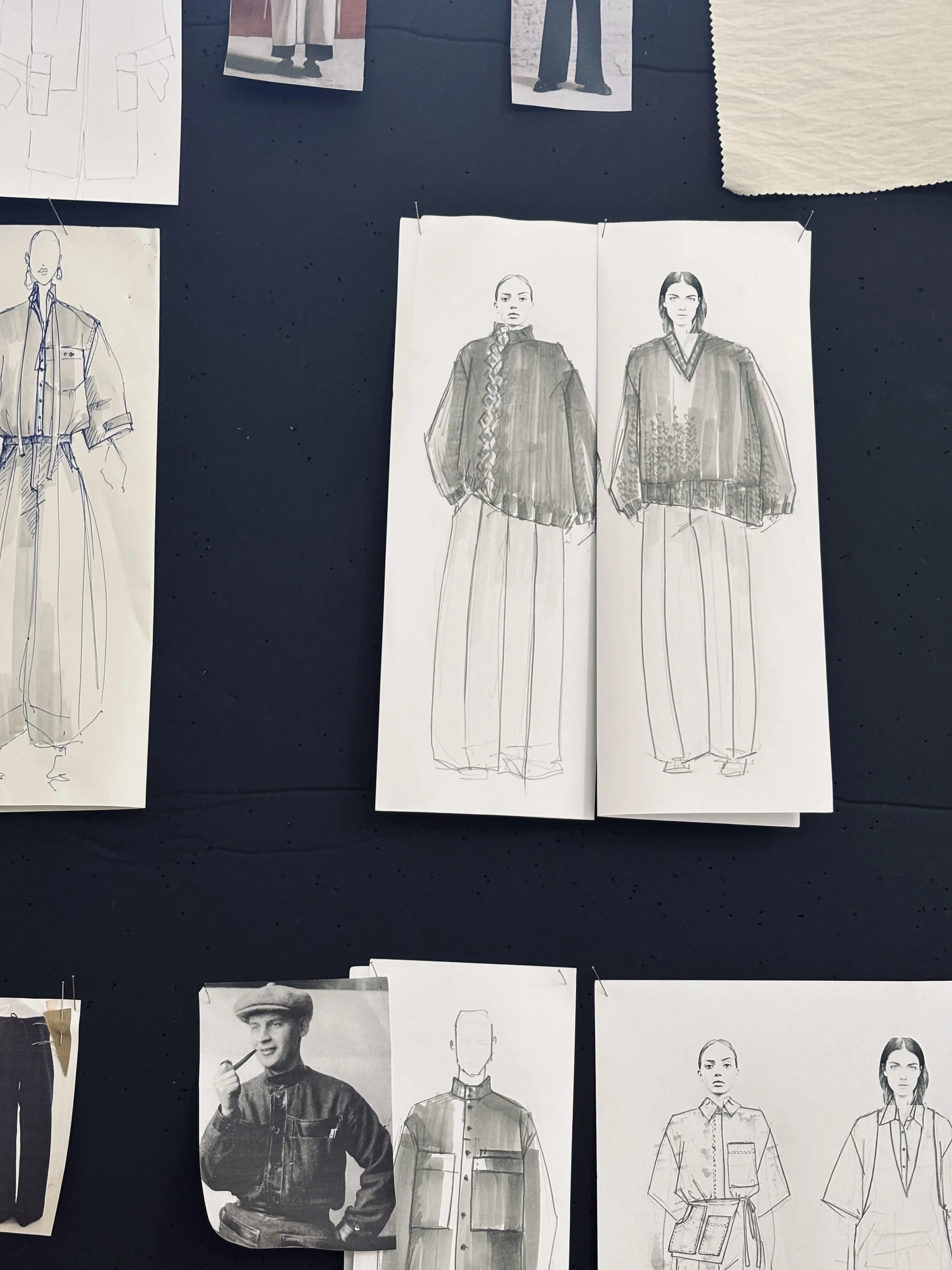 Croquis de modèles féminins vêtus de tenues décontractées et de vêtements militaires, certains dessinés à la main, affichés sur un tableau noir