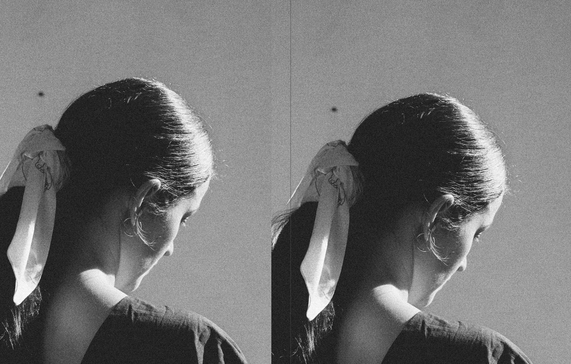 Une photo en noir et blanc d'une femme vue de profil, avec les cheveux attachés avec un bandeau.