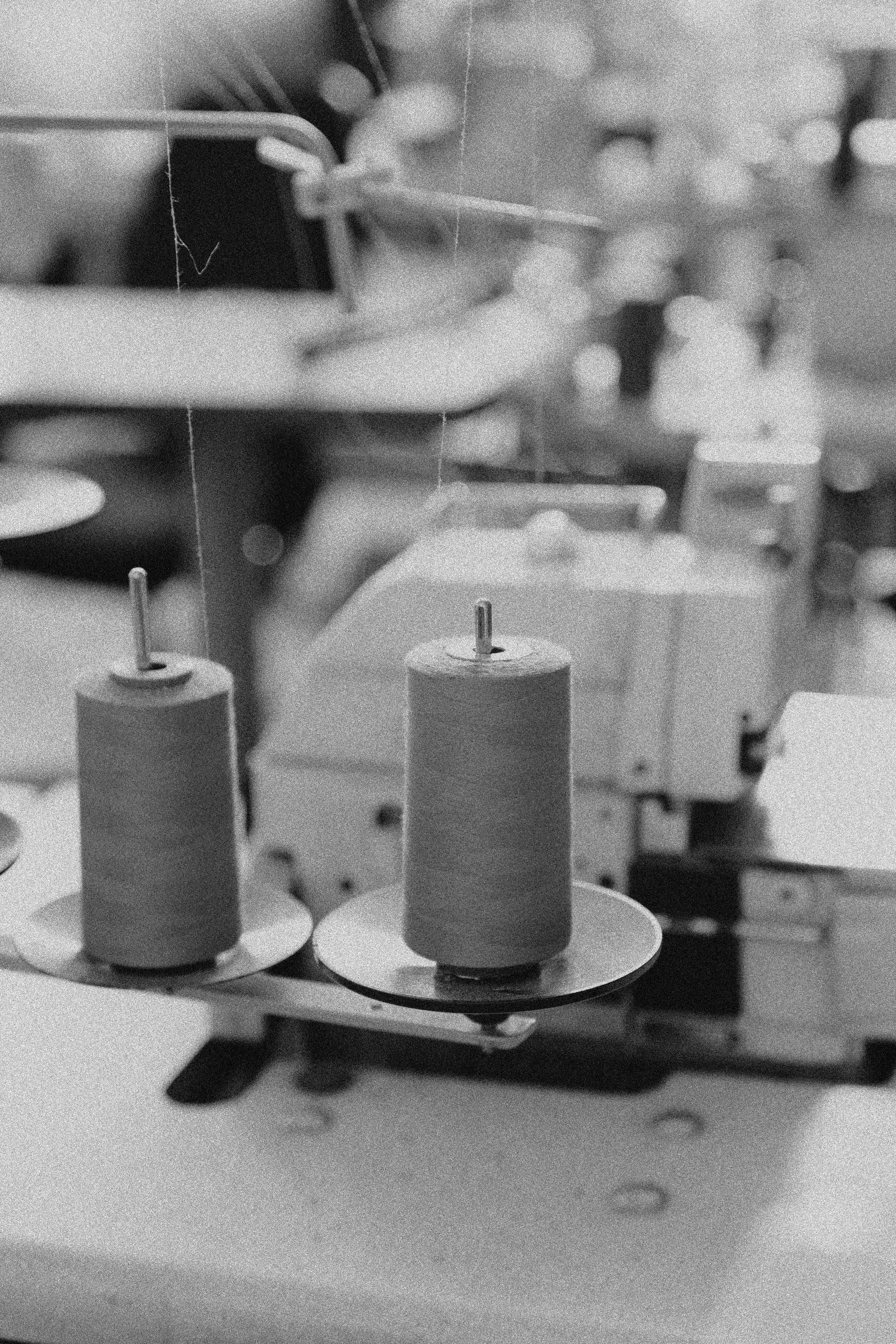 Image en noir et blanc d'une machine industrielle avec plusieurs rouleaux et composants mécaniques.