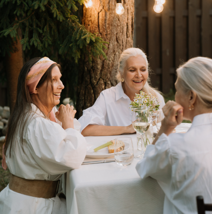 Frauen mittleren Alters an Stehtisch zu dritt