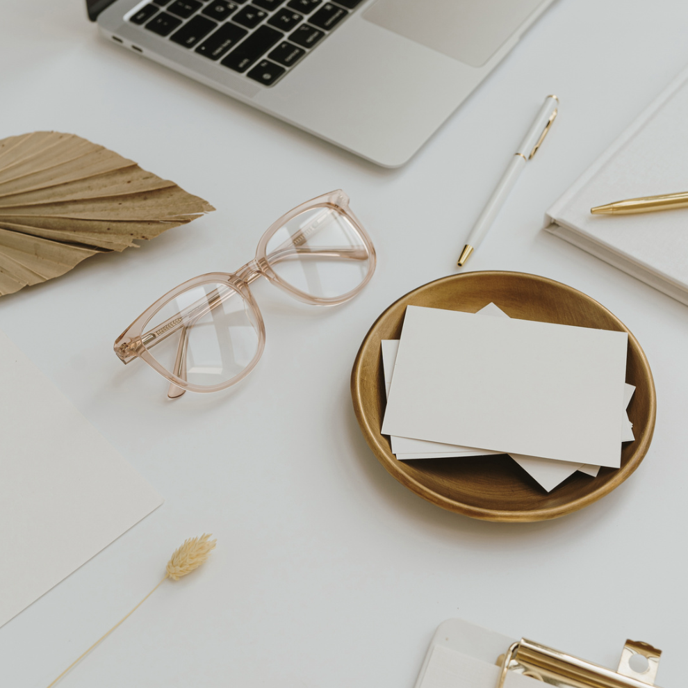 Schreibtisch Arbeitssituation mit Brille und Karteikarten
