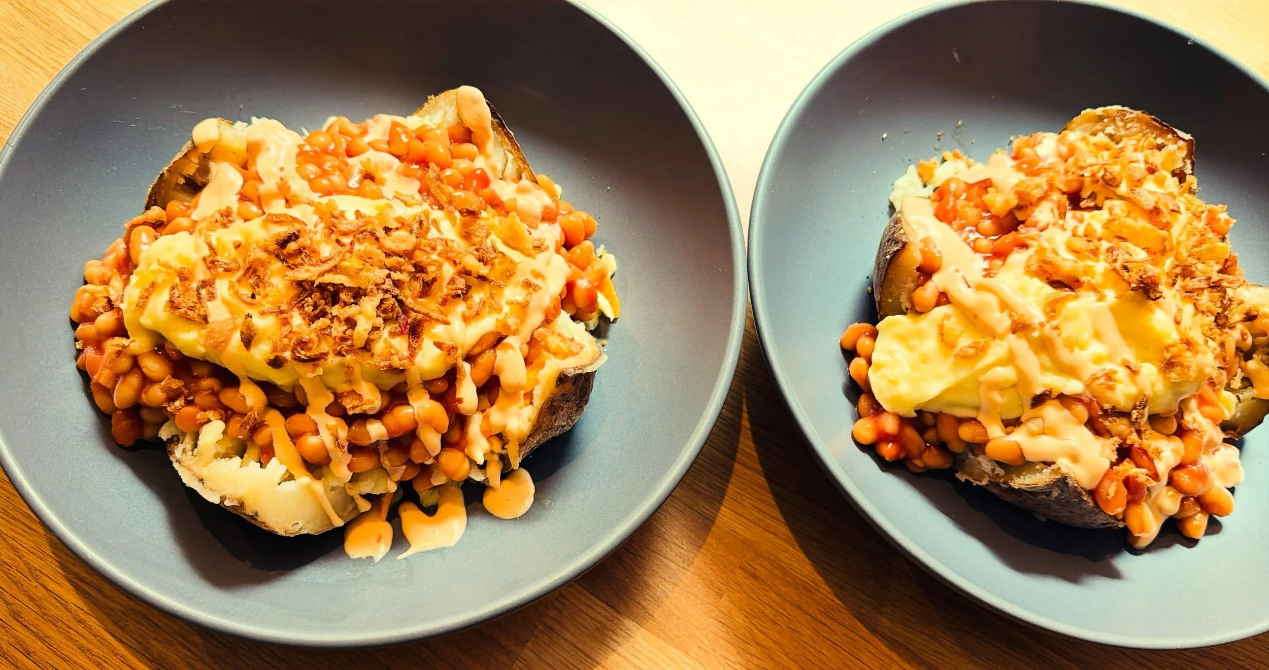You can&rsquo;t beat a classic jacket potato. 🥔✨
Beans &amp; cheese, topped with our creamy cheese sauce, Ember sauce and crispy onions&hellip; comfort food at its best. 😋💚