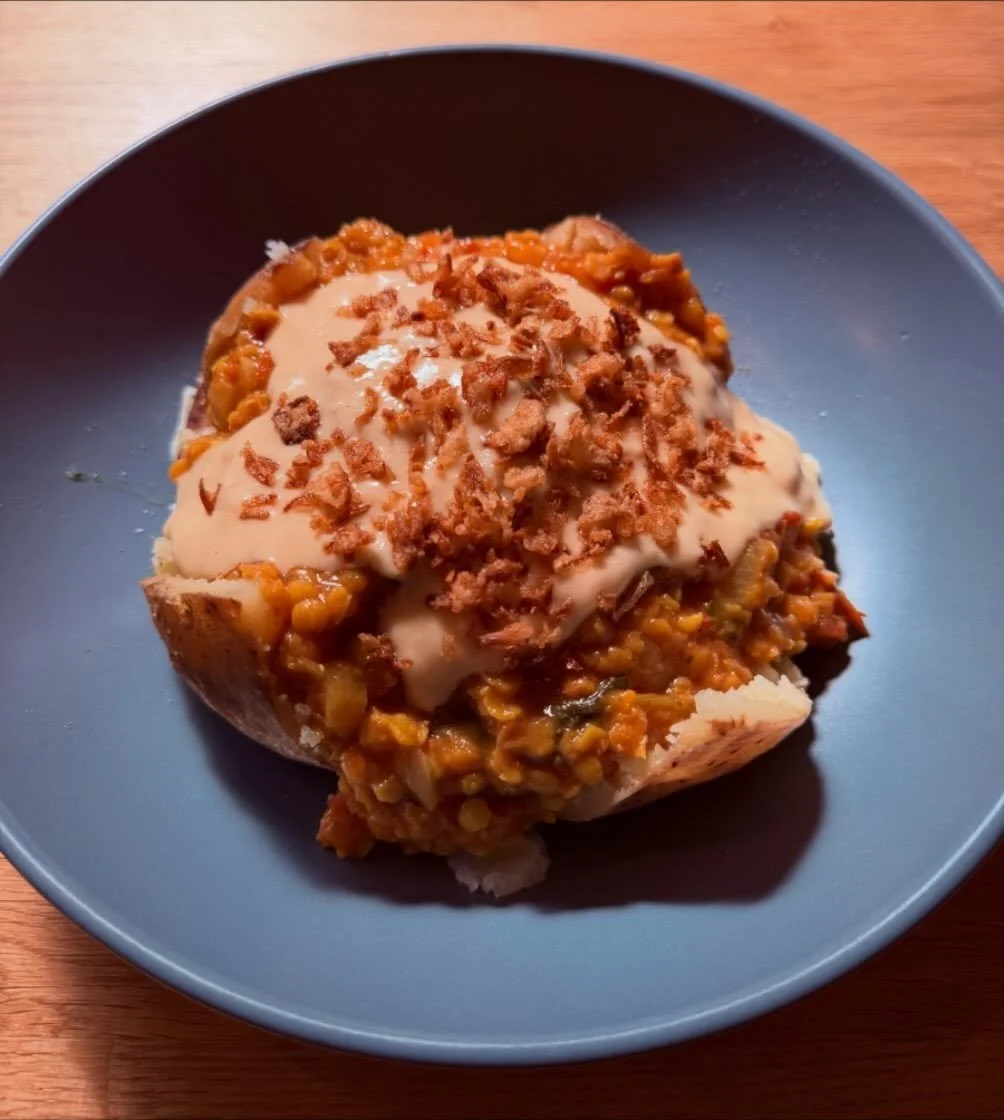A bit of comfort food for a wet Wednesday ☔️🥔

Our lentil dhal jacket, topped with cheese sauce and crispy onions.

Perfect to brighten up a rainy day💚

Available to eat in or takeaway.