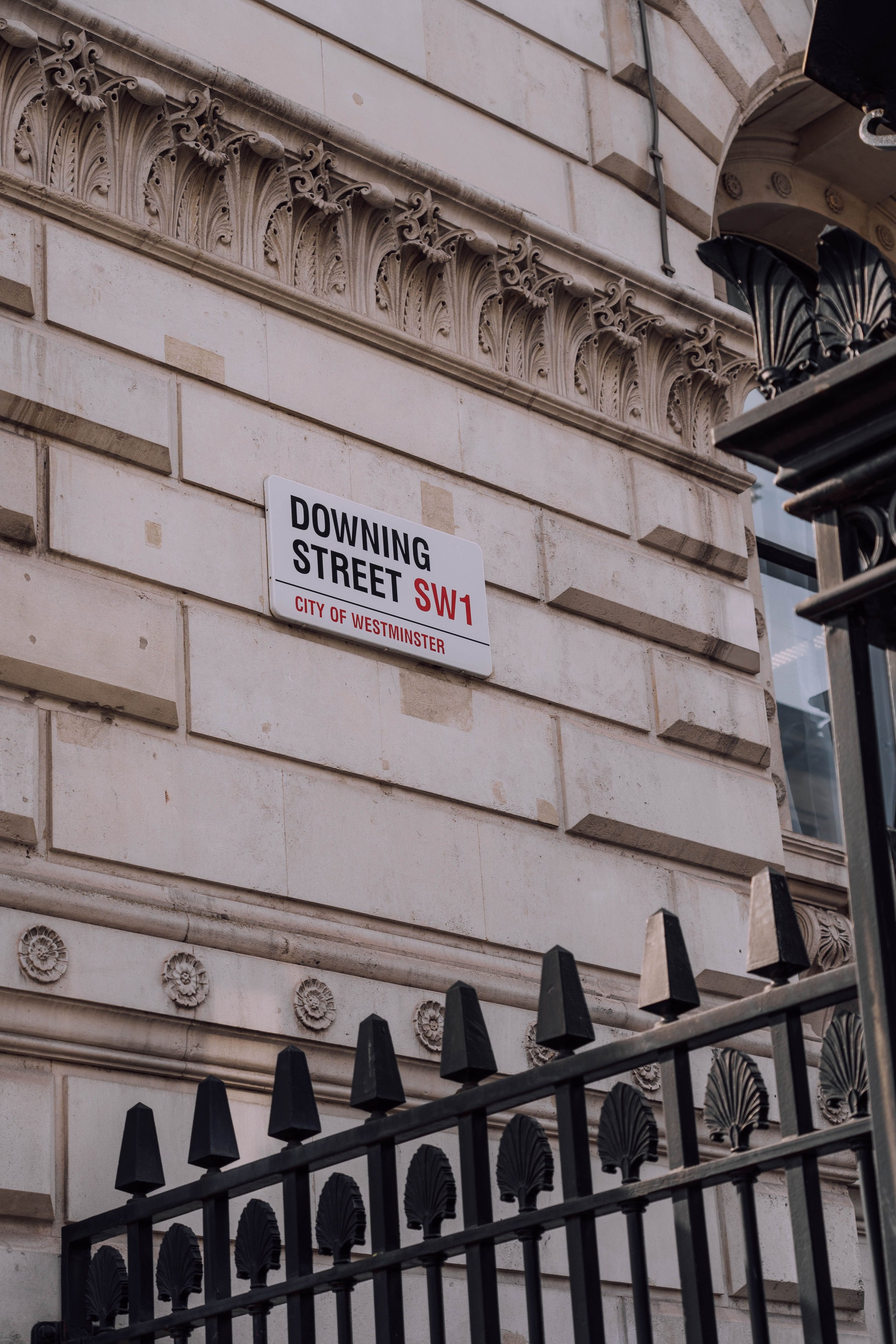 Oil, politics and central banks set the tone