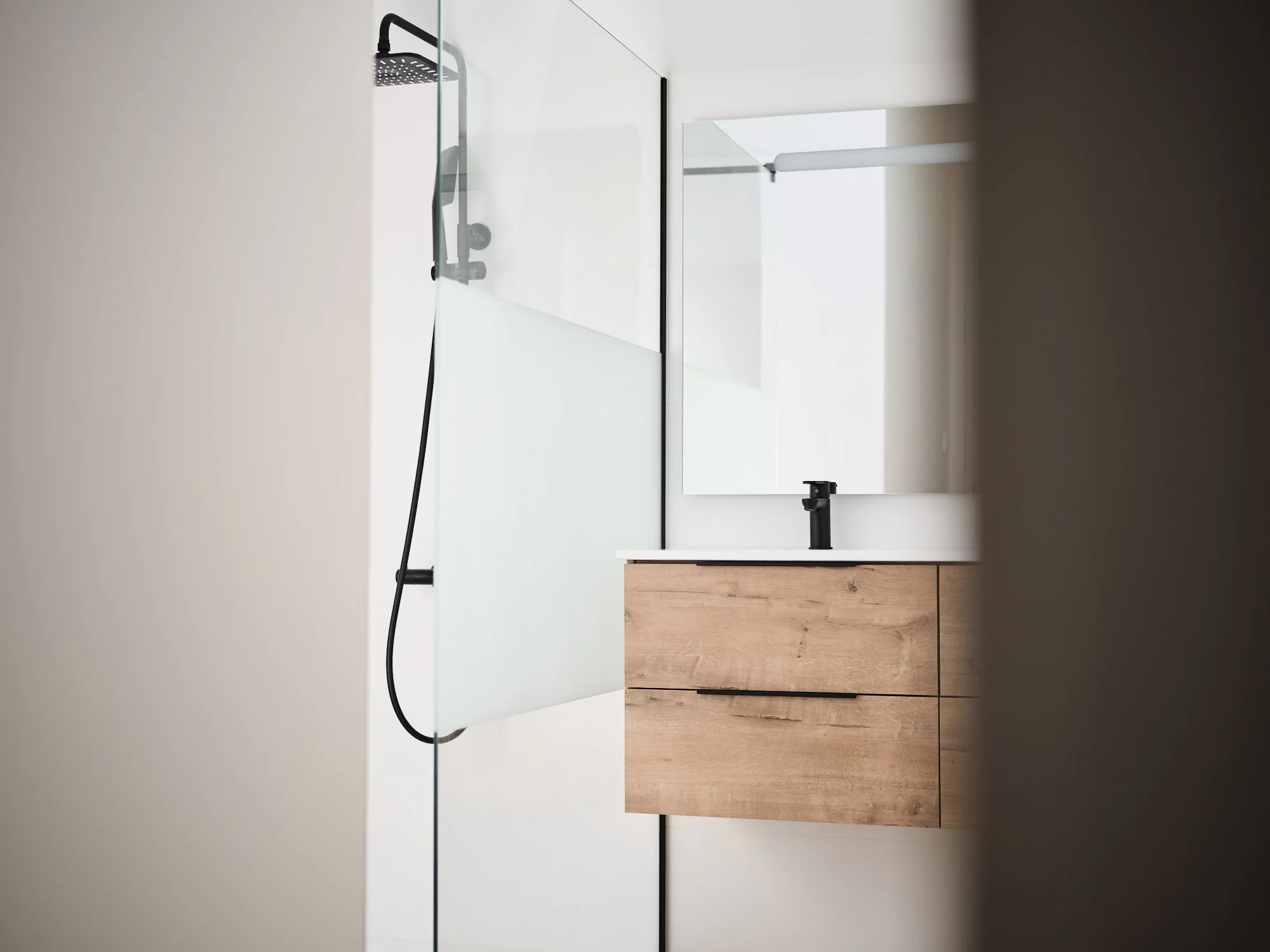 Salle de bain contemporaine réalisée dans un projet de rénovation