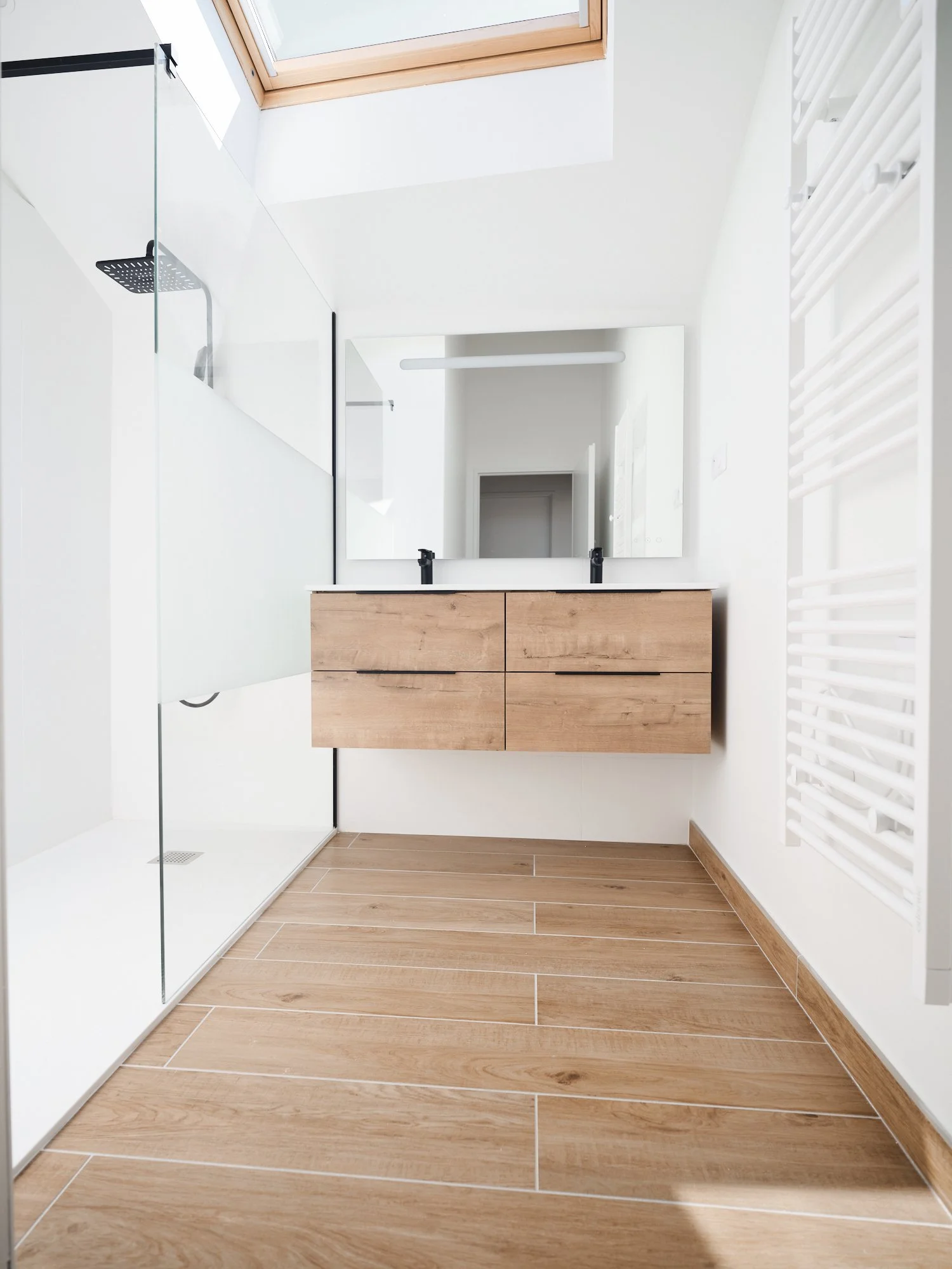 Salle de bain contemporaine réalisée dans un projet de rénovation