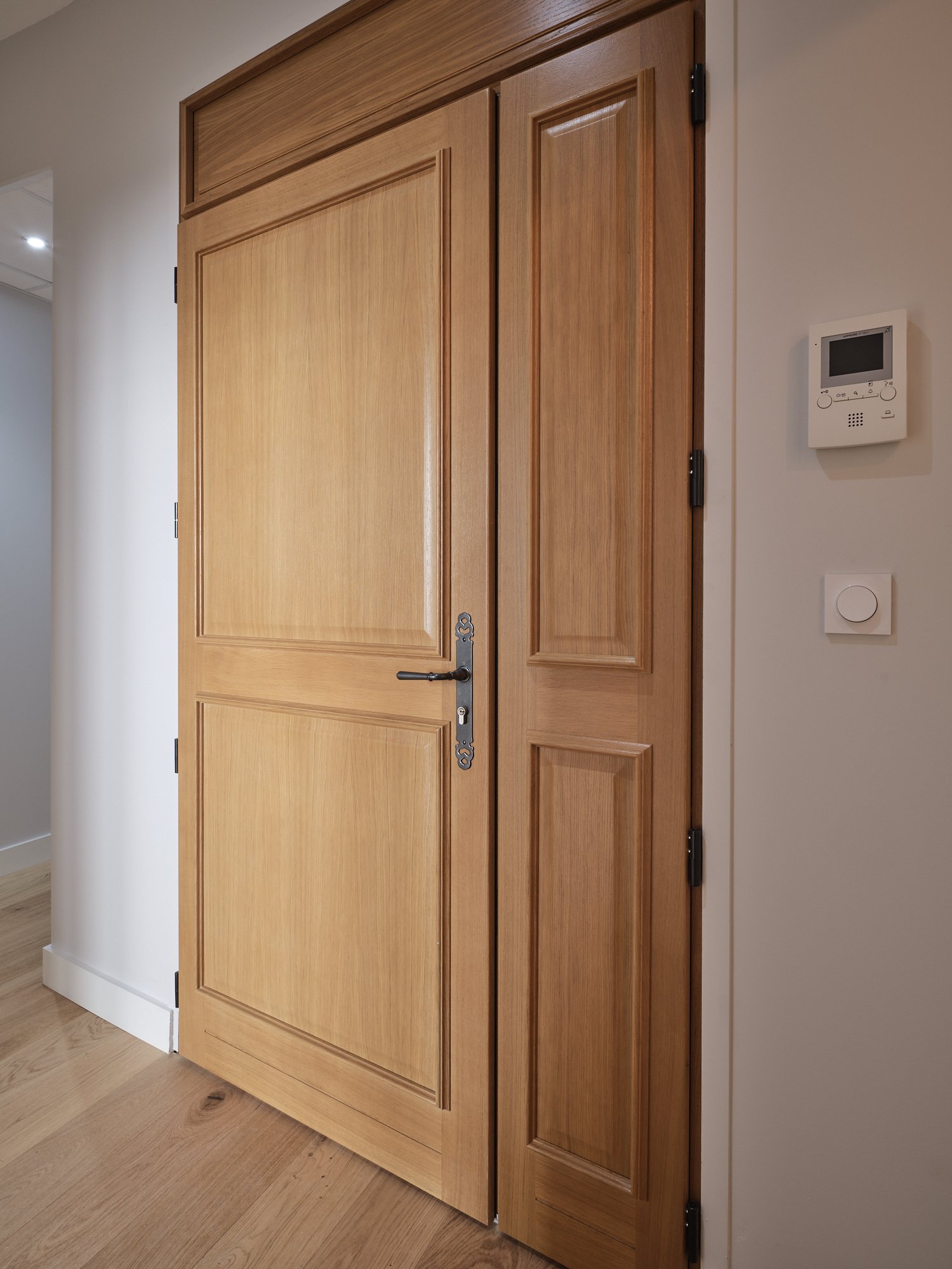 Rénovation appartement Agen LES PROMOTEURS Porte d'entrée bois