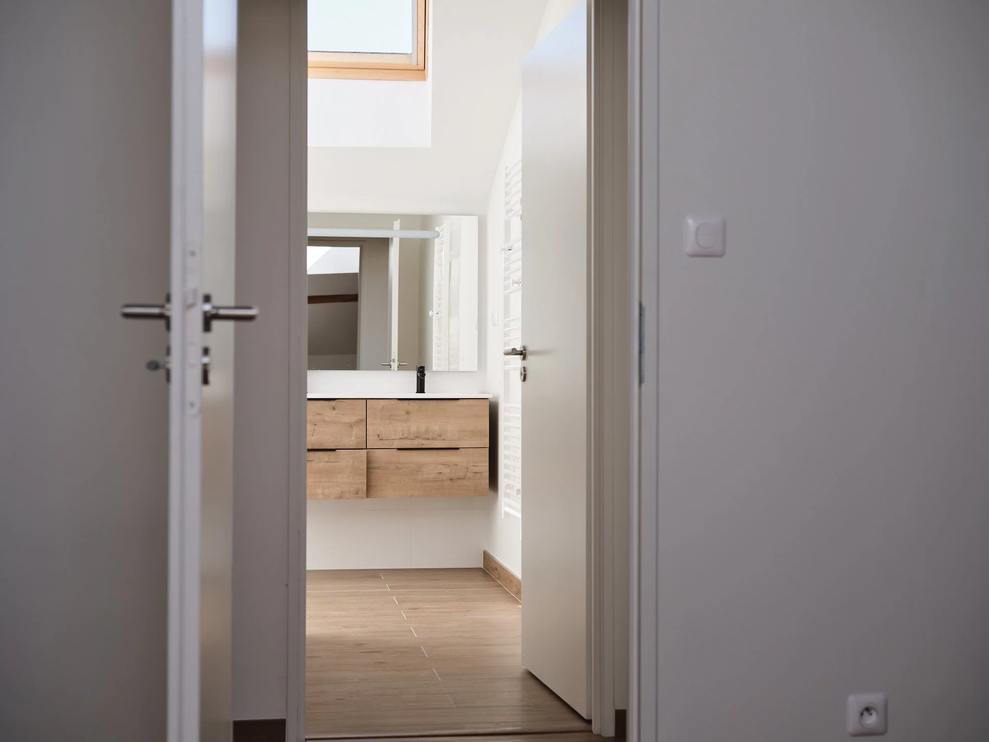 Double vasque et salle de bain équipée après rénovation complète