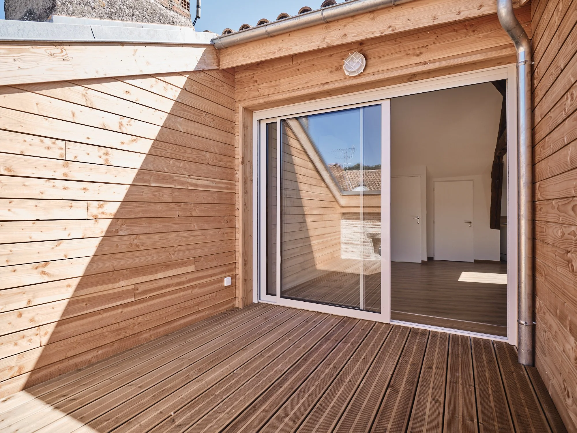 Terrasse créée en toiture lors de la rénovation d'un appartement à Agen