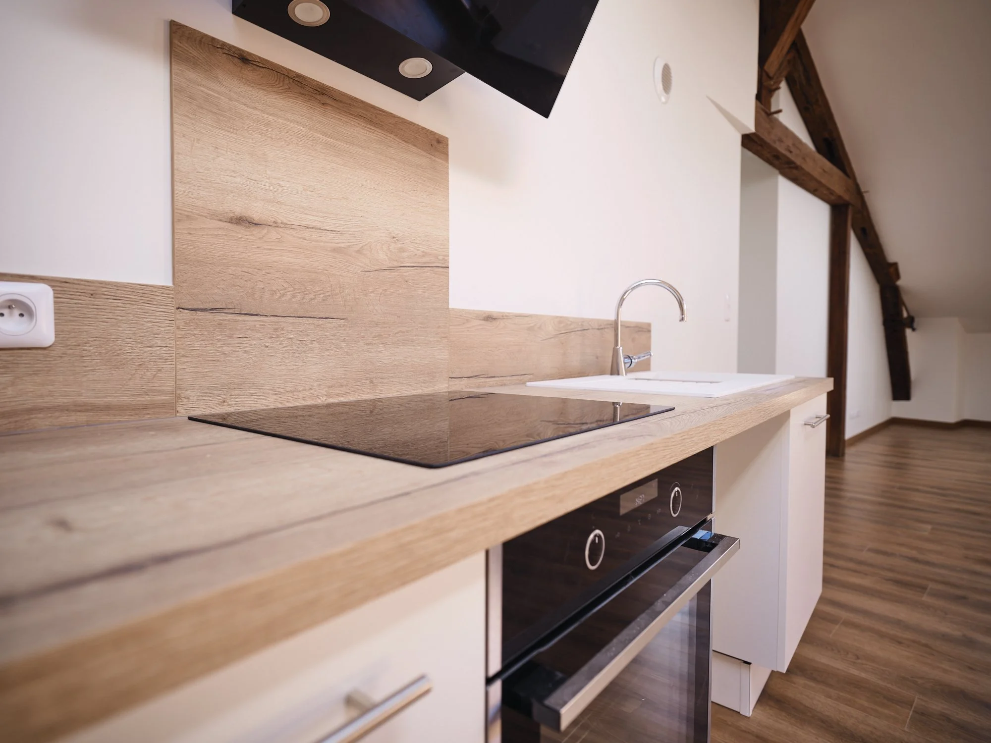 Cuisine équipée intégrée dans un projet de rénovation sur mesure