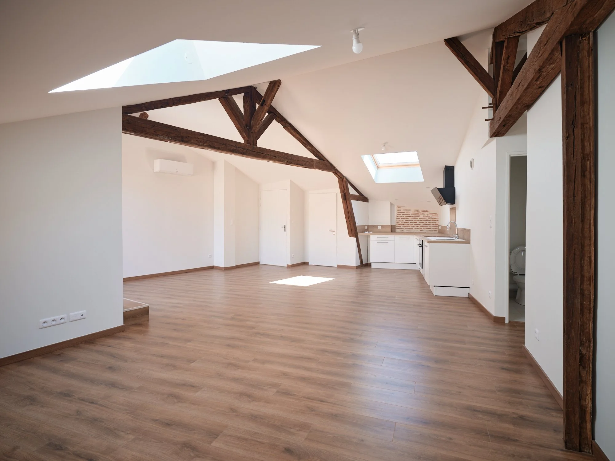 Vue d'ensemble de l'appartement rénové sous les toits à Agen