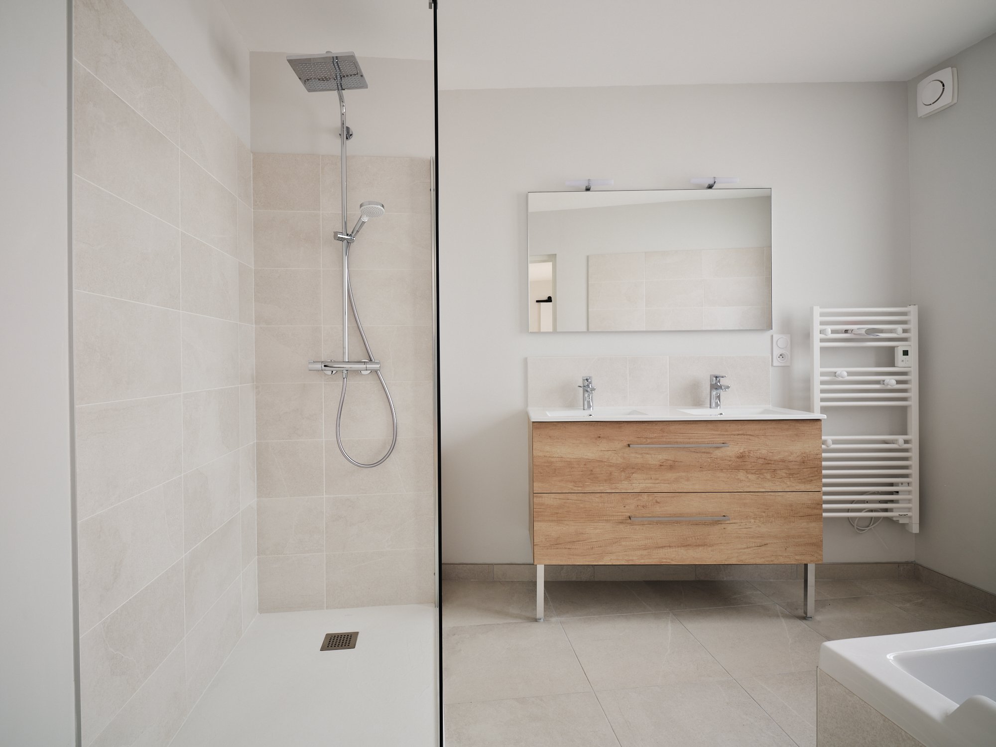 Rénovation appartement Agen LES PROMOTEURS salle de bain équipée