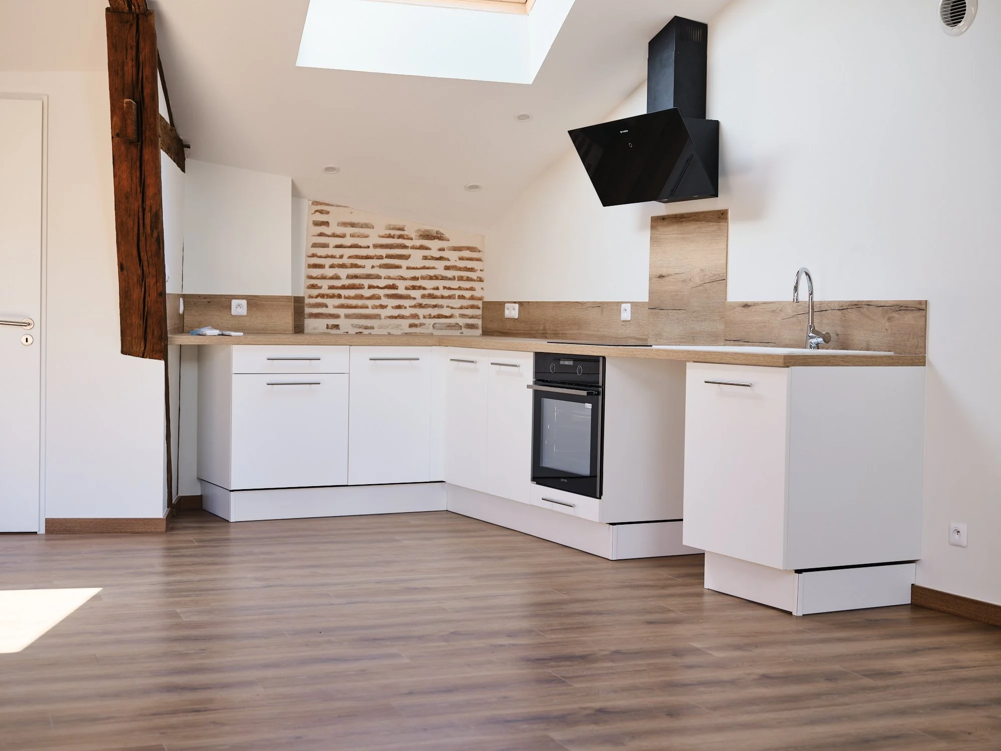 Cuisine équipée intégrée dans un projet de rénovation sur mesure