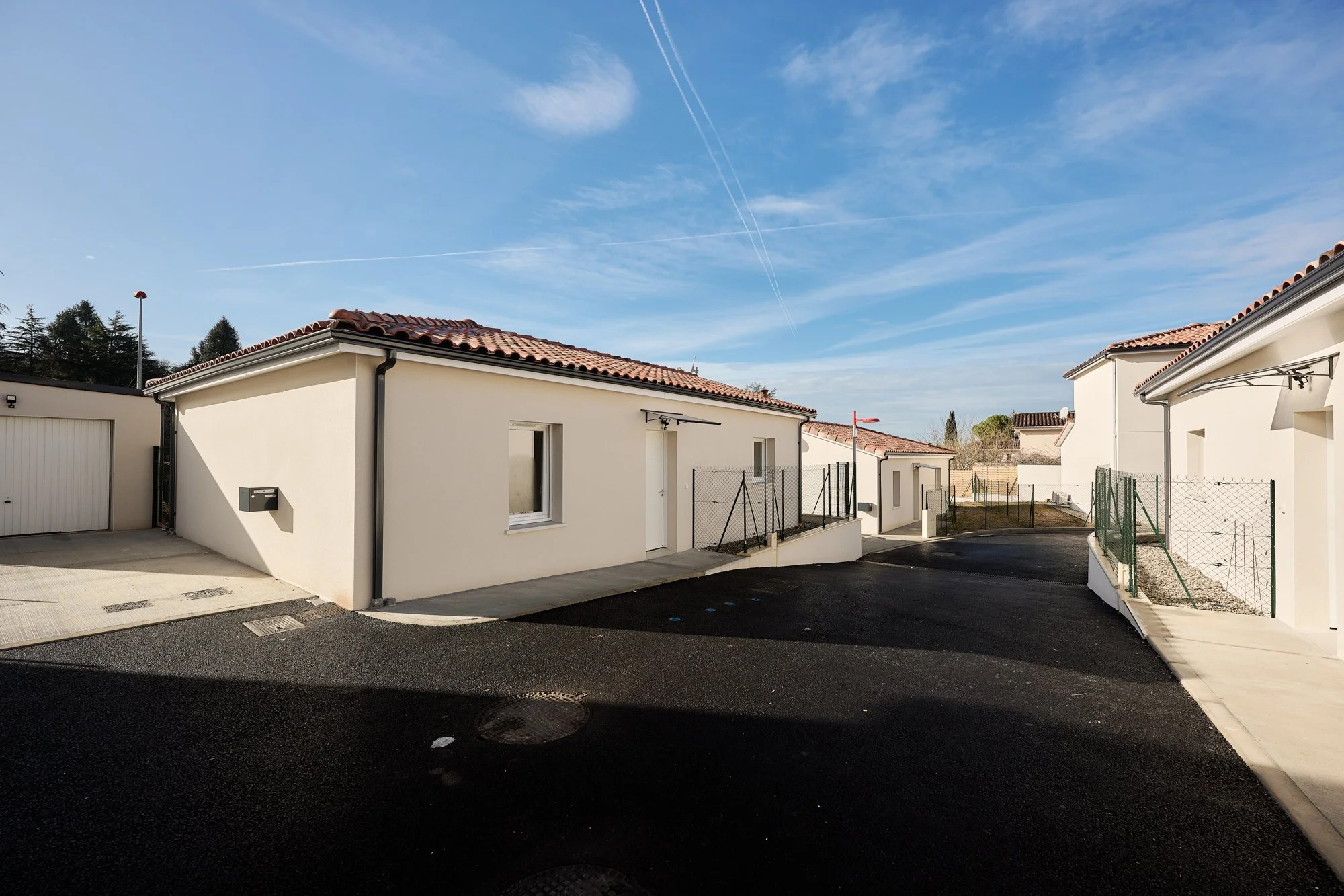 Vue extérieure des logements individuels réalisés à Bon-Encontre