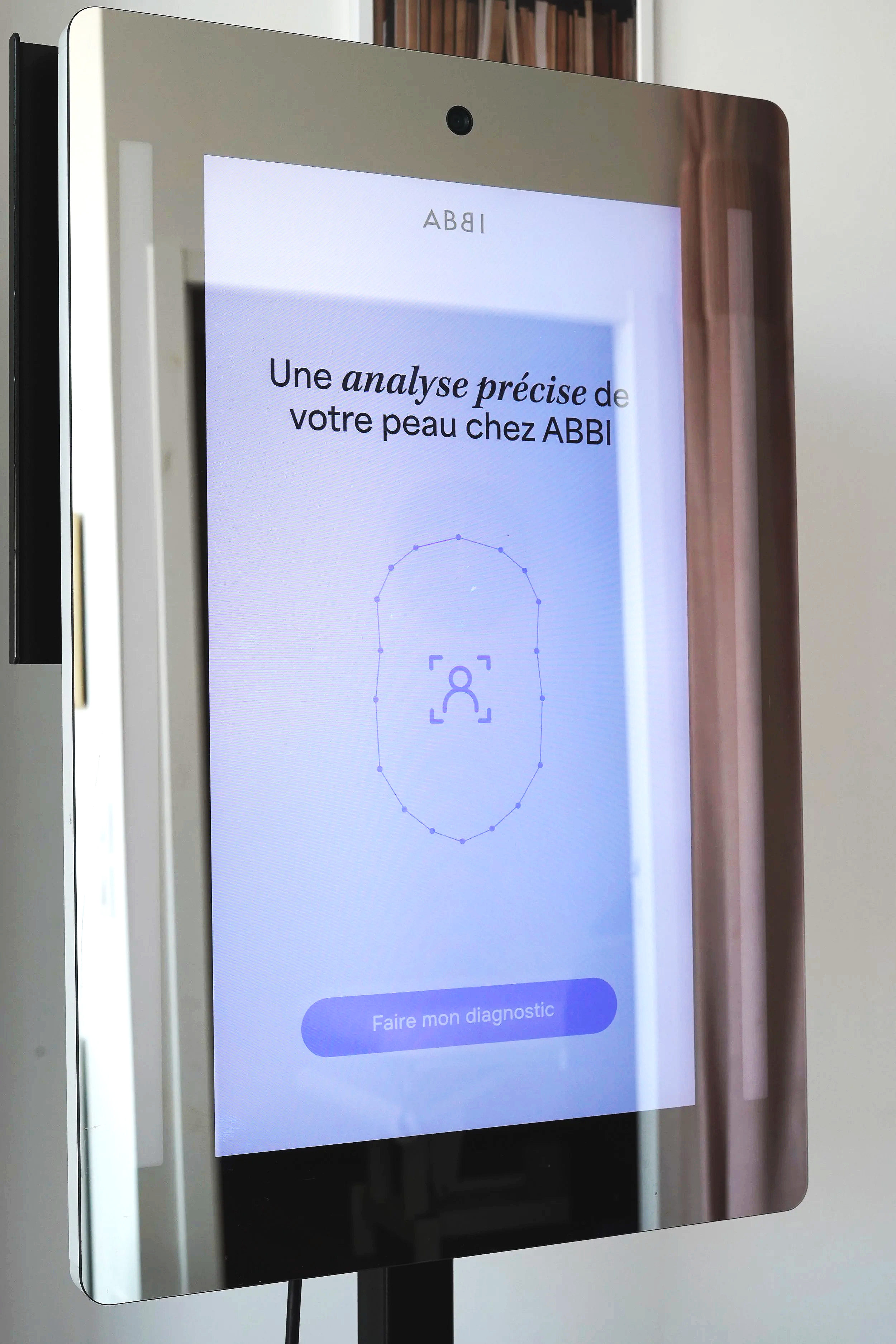 Écran d'un dispositif de diagnostic de peau avec le texte en français et un bouton "Faire mon diagnostic".
