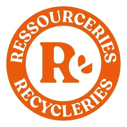 Logo orange avec texte blanc "RESSOURCEIRES" en haut et en bas, contenant un cercle intérieur avec la lettre 'R' en blanc.