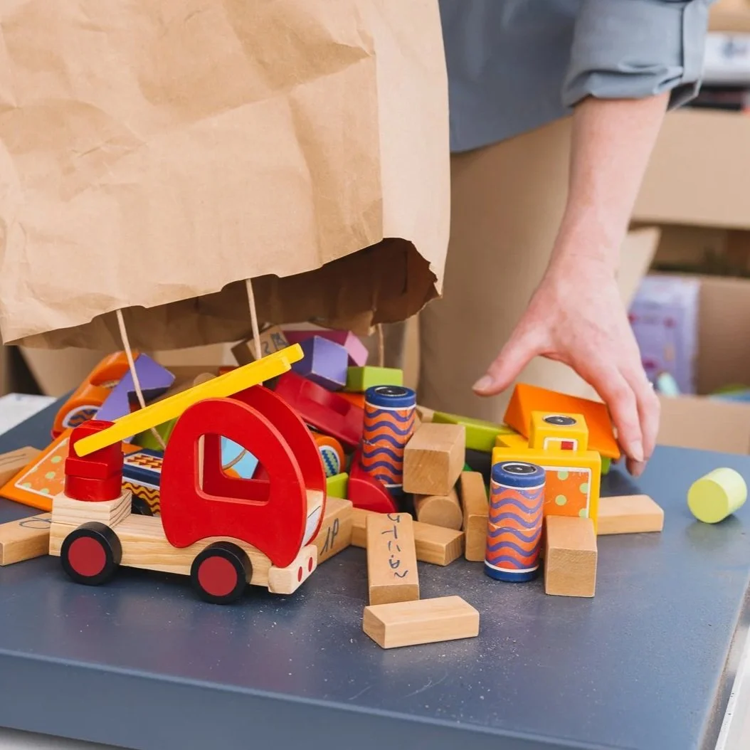 Don de jouets en bois lors d'une ressourcerie éphémère.