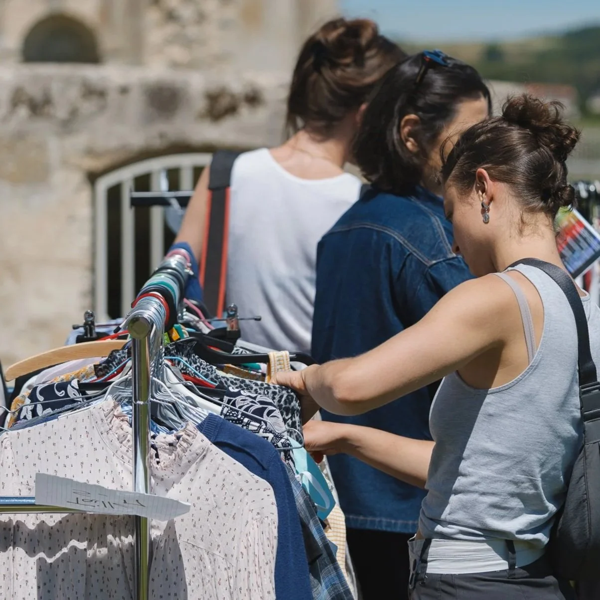 Clientes recherchant des vêtements lors d'une boutique éphèmère.