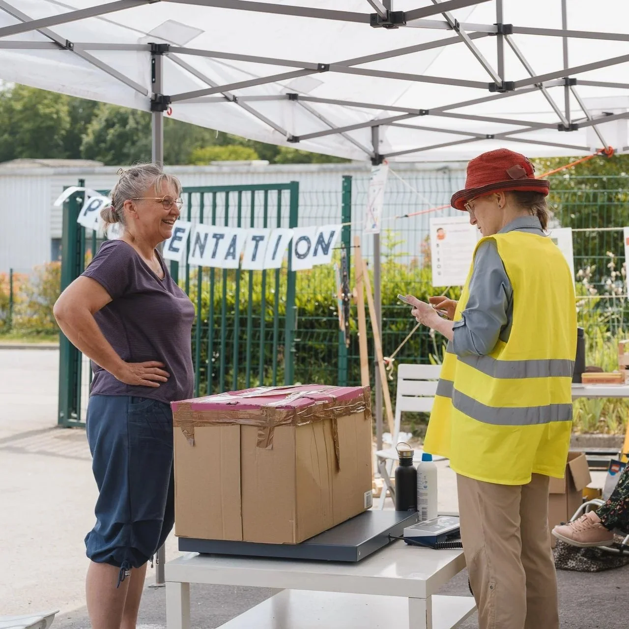 Temps de discussions avec les habitants lors d'une ressourcerie éphémère.