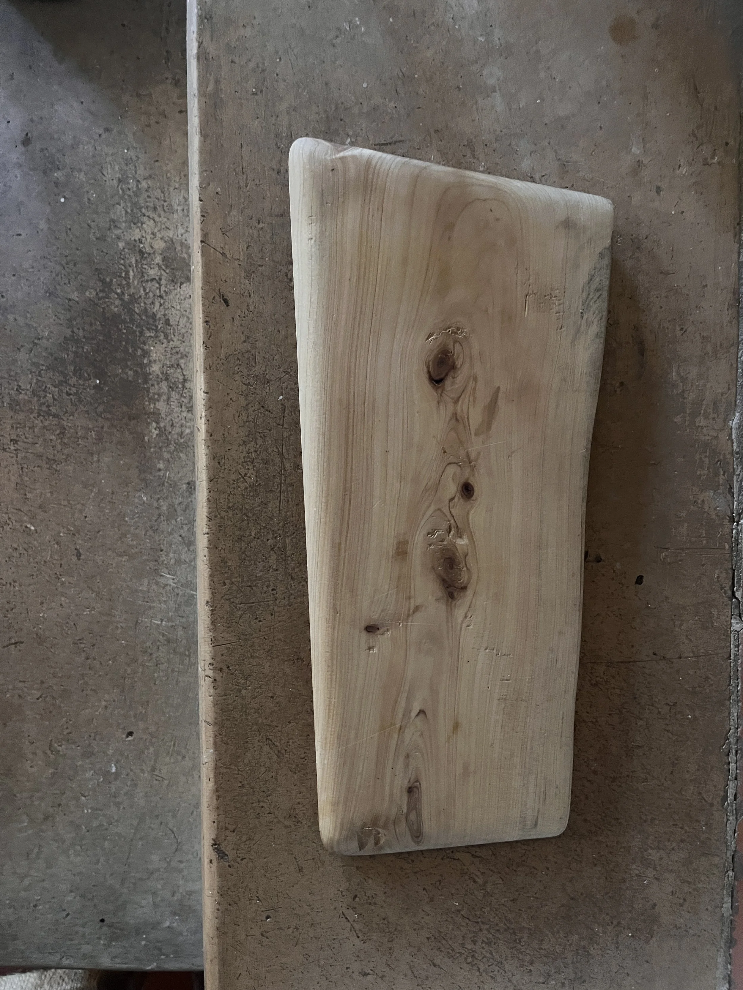 Cedar wood Cutting and Serving Board - Tabla de Cedro