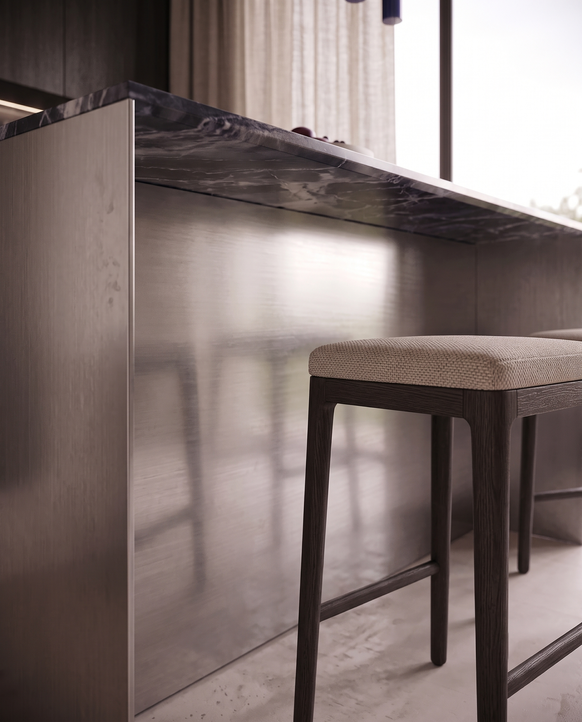 Dettaglio di una cucina con zoom sull'isola con base in acciaio e piano in marmo Calacatta blu. Pareti chiare, pavimento in resina beige. Sgabello con struttura in legno wengè scuro e seduta imbottita chiara. Dietro luce naturale da una portafinestra