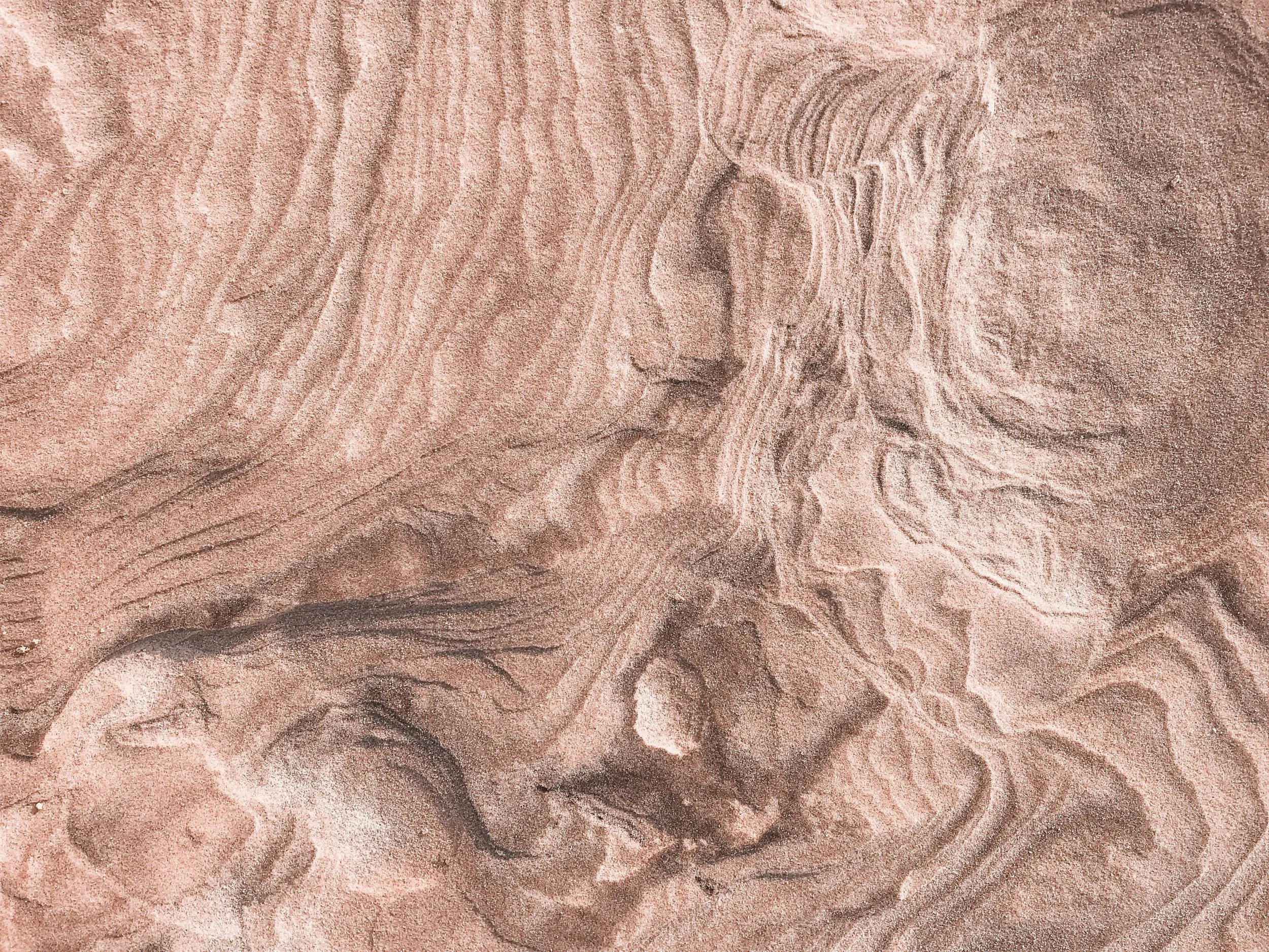 Superficie materica con vortici e disegni naturali creati dal vento o dall'acqua