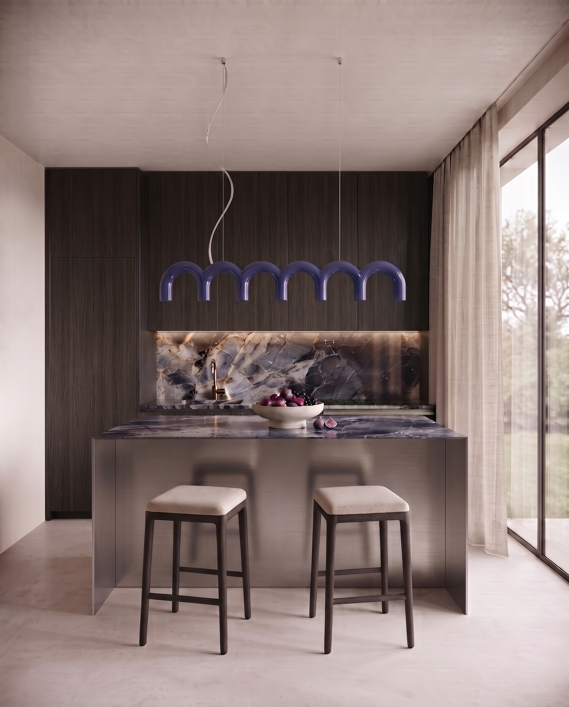 Interior moderno di una cucina con pareti chiare e pavimento in resina beige. Infondo una cucina in legno wengé scuro, piano in marmo Calacatta blu, isola in acciaio e due sgabelli. Lampadario a sospensione blu sopra isola.