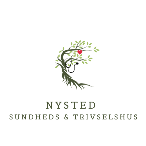 En logo med et grønt træ med en rød hjerteform i grenen, tekst 'Nysted Sundheds & Trivselshus'.
