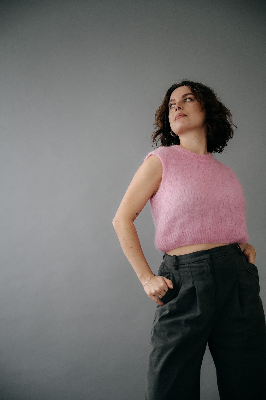 Barbara Reichl von Studio Barb. Nachhaltige Farb- und Stilberaterin aus Wien und Gründerin von Studio Barb. Ganzkörperfoto mit pinken ärmellosen Shirt und Kinnlange Haare.