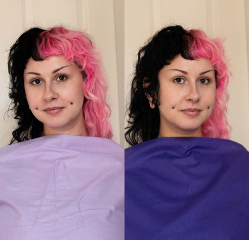 Vergleich eines Portraits einer Frau mit und ohne farbige Haarfarbe, links mit pinkem Haar, rechts mit schwarzem Haar, beide Bilder zeigen sie vor einem hellen Hintergrund.