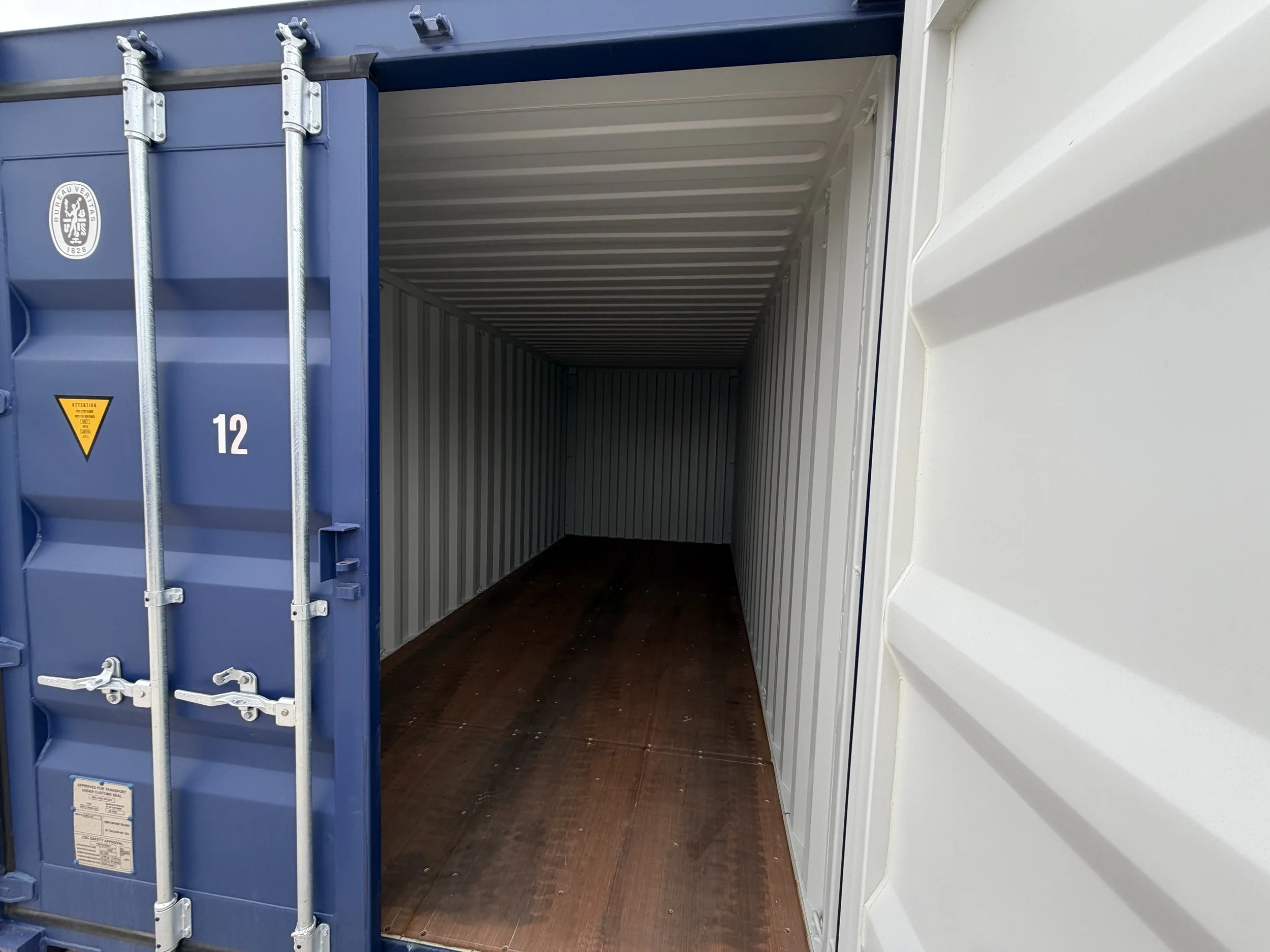 20' Container — £180 (20 x 8) Compact, cost‑effective, robust and weatherproof. Ideal for larger item’s, longer projects, tools, seasonal stock or larger moves.
