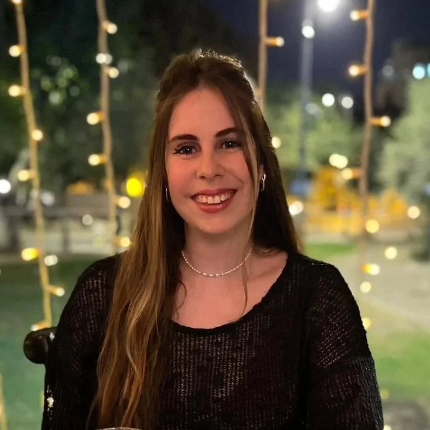 נועה גולדשטיין מנחת קורס קולקציה אישית נועה, בוגרת המחלקה לעיצוב אופנה בבצלאל, מעצבת ומדריכת חוגי האופנה והיצירה בסטודיו במפגש עם הילדות נועה מחברת בין עולם האופנה, חומר ויצירה, ומעודדת אותן לפתח רעיונות, להתנסות וליצור מתוך סקרנות וביטוי אישי