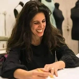 גילי עזרן, מייסדת ומנהלת הסטודיו של גילי בירושלים
מעצבת תלבושות לתאטרון, תדמיתנית בוגרת המחלקה לצורפות ואופנה בבצלאל, בוגרת האקדמיה לעיצוב אופנה ותדמיתנות בברצלונה, מרצה לאופנה דיגיטלית בבצלאל